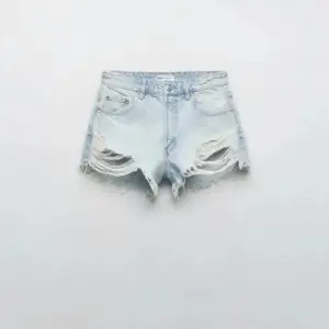 Slljer dessa nya jeans shorts från Zara i storlek 38. Säljer dem på grund av att de är för stora 🩵 skriv om du har frågor eller mer bilder 