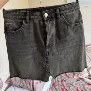 Jeanskjol Zara - Så snygg jeanskjol från zara som tyvärr inte passade. Storlek M 