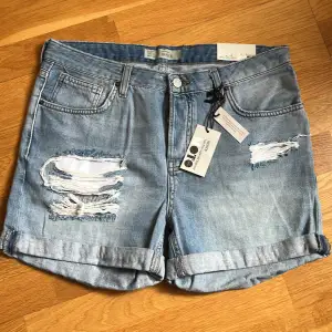Jeans shorts splitterny med prislappen på, storlek 40 vintage look m d slitningar på framsidan . Mjuka och generös i strl 