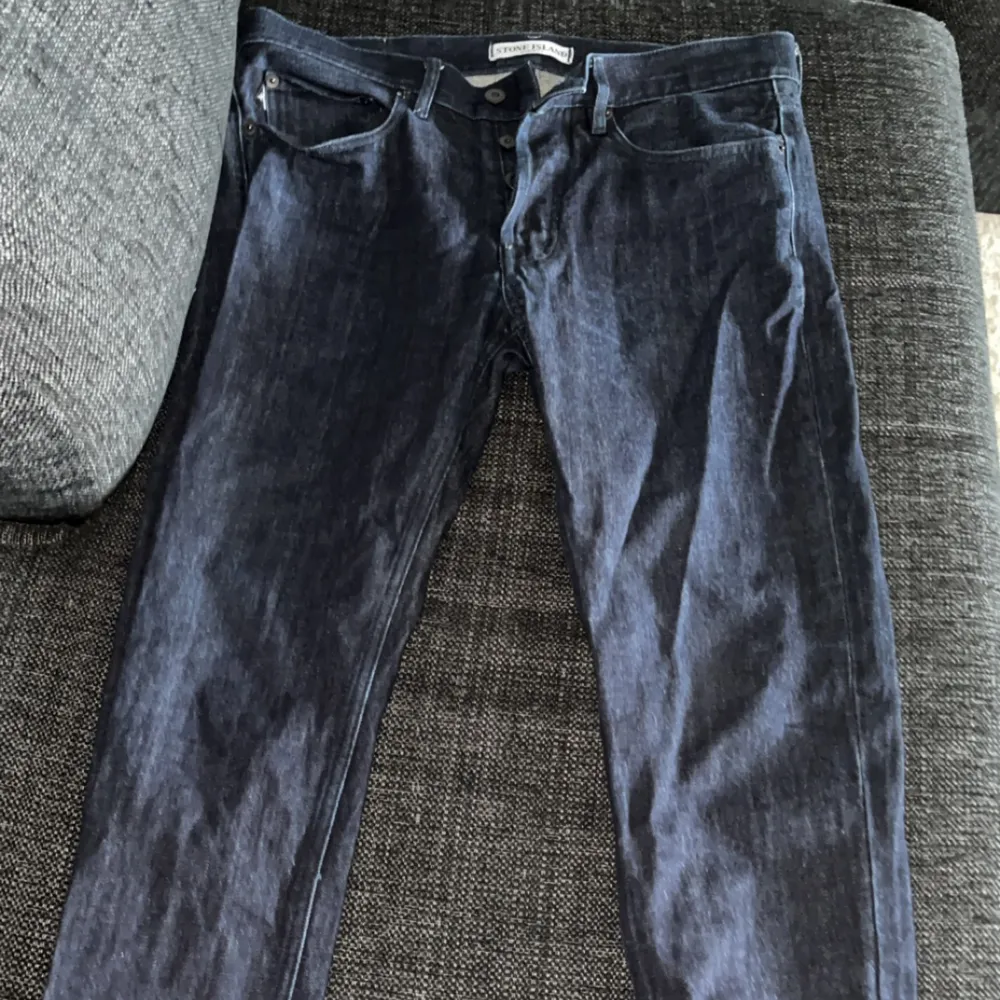 Säljer dessa Stone island jeans som jag sytt upp från 31/34 till 31/32 för dem var för långa för mig säljer dessa nu för att dom är för små i midjan, hör gärna av er vid frågor det är nyskick på byxorna! Mvh Leo. Jeans & Byxor.