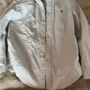 Ralph Lauren skjorta - En skön o randig Ralph skjorta som e riktigt skön, skriv om ni har några funderingar! Såklart kan pris diskuteras! Passar XS o S  är 1,63 på bilden för de som frågar