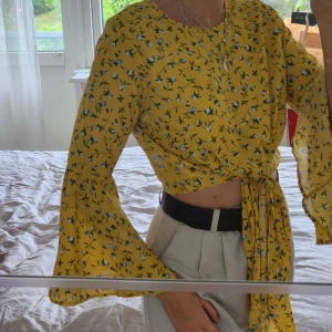 Blus - Jätte söt gul blommig blus. Aldrig använd skulle säga att det är en storlek small