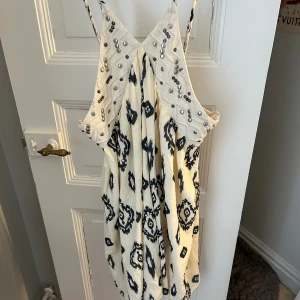 Klänning - Jättefin klänning från zara men den är tyvärr för stor för mig😭Endast testad. Pris går att diskutera vid snabb affär!