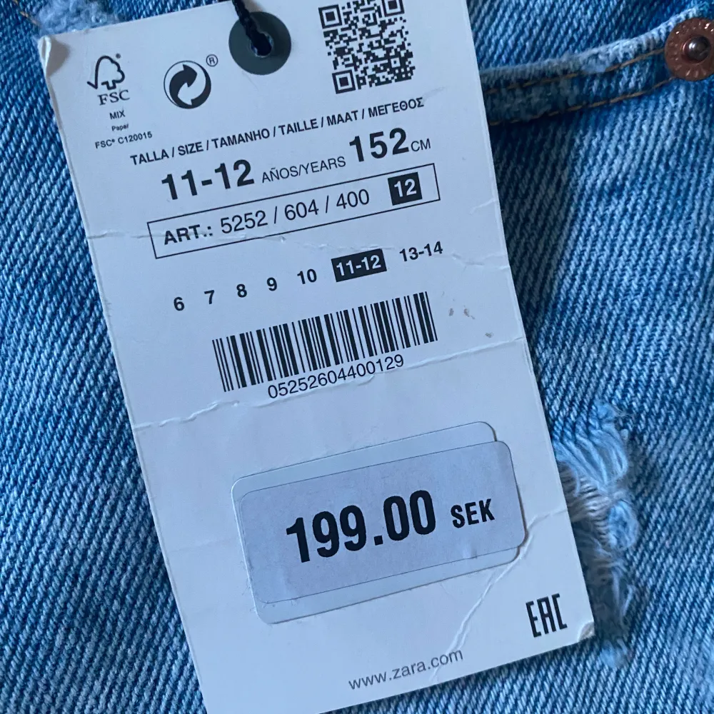 Jeans shorts från Zaras barnavdelning i storlek 152. Helt oanvända och med prislapp på. Säljer dem då de är för stora för mig.💗. Shorts.