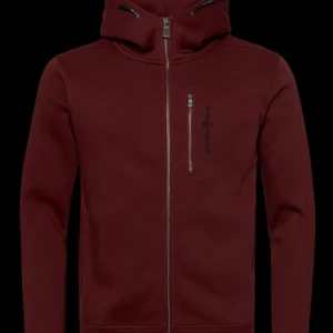 Sail Racing zip hoodie röd - En röd sailracing zip hoodie jag säljer då jag tröttnat på den. Kvaliteten är bra och det finns inga fläckar. Hör av er om ni vill ha mer bilder. Pris kan diskuteras eller ifall någon vill byteshandla😁