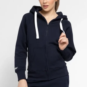 Russemerch unisex hoodzip navy - Hej, säljer min helt nya och oanvända russemerch kofta i marinblå, den är i storlek S och super gullig och varm. Den har dock en liten missfärgning vid armen som knappt syns som jag såg efter retur perioden hade passerat, du kan se på bild 3. Ord 749