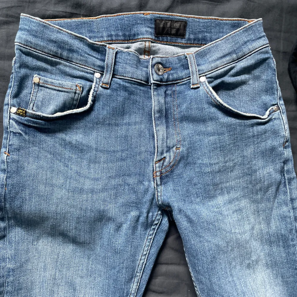 Ett par asfeta tiger of Sweden Jeans i en taperd/slim fit de köptes i höstas och har inte kommit till mycket användning tyvärr och är nu för små. Men de är i fint skick säljer för 499 men är öppen för andra förslag✨💫👍. Jeans & Byxor.