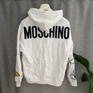 Slutsåld limited edition moschino hoodie . Skrynklig för ej använt på länge men kan stryka den. Fint skick! Sitter som storlek M