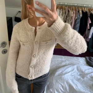 Kofta med knappar - Fin kofta med silvriga knappar från h&m i storlek xs. Kom gärna med prisförslag🌟🌸