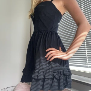 Svart klänning  - Säljer denna fina svarta klänning från superdry, nästan som ny!