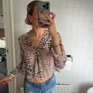 Blus  - Jätte fin leopard mönstrad blus ifrån zara. Använd endast en gång så i mycket bra skick. Passar s/m.