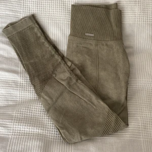 Aimn ribbed seamless tights - Färg oliv. Gott skick. Kan säljas ihop med matchande sport-bh för 300kr!