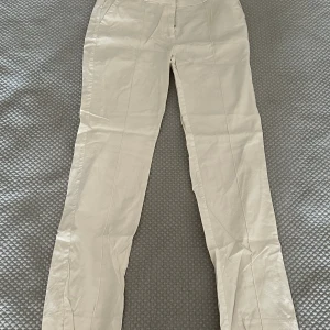 Vit jeans  - Så fina och sköna speciellt på sommaren och de är ganska lätta så man kommer inte känna att det är varmt när man har på sig den rekommenderar starkt🤍