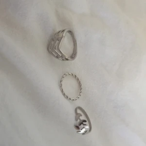Ringar  - Säljer tre ringar i fint skick. 1 för 10 eller alla tre för 20. Storleken är 19 (ca 60 mm) 