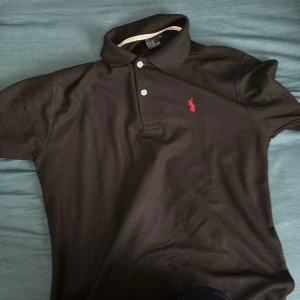 polo ralph lauren piketröja - riktigt bra skick, tagits hand om när den väll används, men har dock ej används många gånger. kom privat för mer info 😁