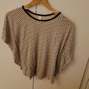 T-shirt Med Jaguar Print - Tshirt med jaguar print och lite utsvängda armar  Katt finns i hemmet