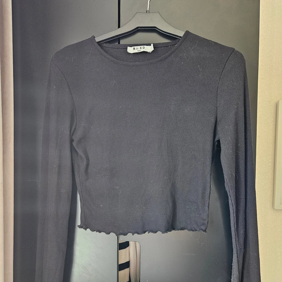 Svart croppad tröja