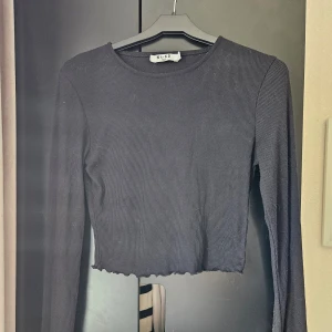 Svart croppad tröja - En svart croppad tröja från NA-KD i storlek XS. Är i gott skick och har en bra passform. 