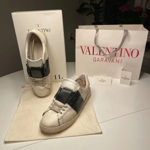 Valentino skor - Valentino skor Bra sick vissa tecken på användning men inga större skador Användna  Sick:7/10 Allt i bilden ingår Storleken passar 44/43,5 ÄKTA 