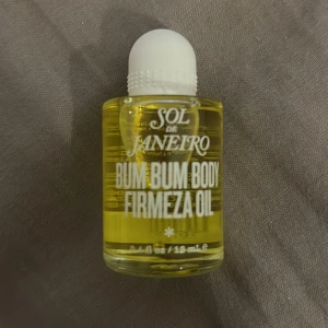 Parfym - En helt oanvänd och ny bum bum firmeza oil ifrån sol de janiero. Det är en parfym olja i 12 ml.