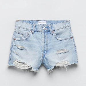 Lågmidjade Jeans shorts  - Säljer dessa populära jeansshorts från Zara då de tyvärr inte passar mig. Storlek 32 men 34 skulle även kunna ha de. Dom är endast använda en gång så de är i nyskick. Om du inte har några funderingar så är det bara att trycka på köp nu!💓