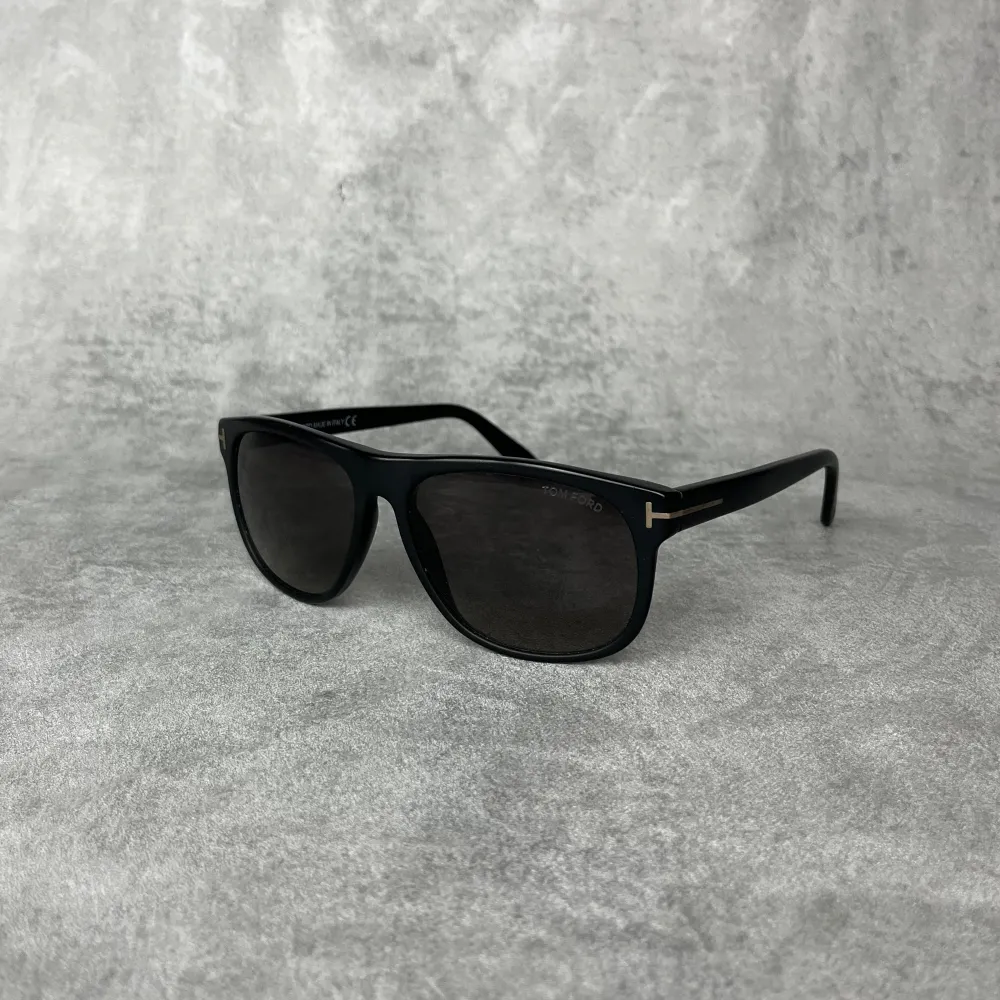 Vi säljer nu dessa riktigt snygga Solglasögon i märket Tom Ford! Glasögonen är i gott skick utan defekter!  Original låda samt putsduk medföljer. Nypris ligger på 3699kr. Bara att skriva vid frågor och funderingar🙌. Accessoarer.