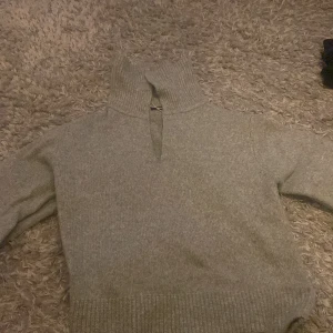 Grå-tjock tröja  - En grå tjock tröja köpt på Gina tricot, använd 1 gång och är i storlek Xs. 