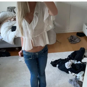 zara blus - jättesnygg blus från zara som tyvärr inte kommer till användning, nyskick och endast använd 1-2 gånger🥰☺️