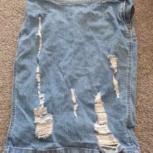 Tight denim kjol - Fin tight denim kjol som är perfekt om man vill gå på stan eller ha något möte! Används fåtal gåner men är i perfekt skick Måtten är: Midja:32cm Längd:48cm Skriv om frågor!