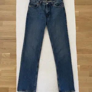 Jeans från ginatricot i modellen low straight. Storlek 36. Använda ett par gånger, mycket fint skick! 