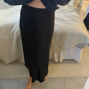 Satinkjol - Svart satinkjol från lindex🌸