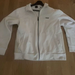 Hugo Boss Zip up - Riktigt Fet Hugo Boss zip up. Skick 9/10.  Tröjan är i storlek M. Vid frågor är det bara att skriva!