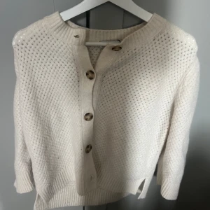 Stickad tröja - Hej! Vill bli av med lite kläder så därav ja säljer relativt billigt! Detta är en stickad tröja från zara som är i bra skick men kommer inte till användning❤️kostade 349 i nypris!