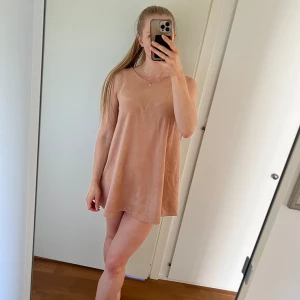 Klänning  - Beige kortklänning i mjukt material