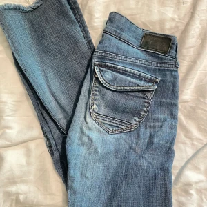 Lågmidjade Jeans - Dubbla knappar på framsidan och snygga bakfickor♡Frågor? Kontakta mig, svarar snabbt♡ 
