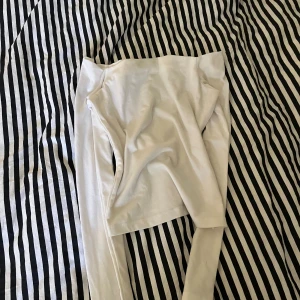 Vit offshoulder tröja - Vit offshoulder tröja! Säljer en likadan j svart!