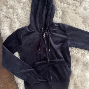 Hoodie  - Juicy couture tröja, som ny, använt 3 gånger för längesen (bara hemma). (Säljer även byxorna, så kan diskutera priset vid köp av båda) 
