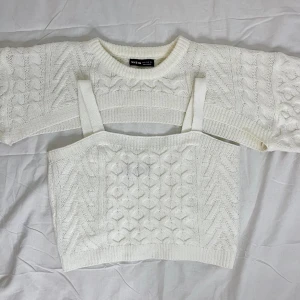 Vit topp - Fiin stickad topp från Shein🥰 inga skador eller fläckar!🫶🏻den är tvådelad.