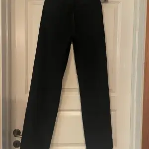 Mid waist svarta jeans, köptes för 599kr, använd få gånger, inga defekter.  Storlek: Waist 24 Length 32