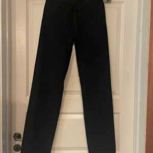 90s Straight jeans  - Mid waist svarta jeans, köptes för 599kr, använd få gånger, inga defekter.  Storlek: Waist 24 Length 32