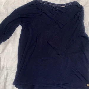 Mörkblå Esprit Tröja - Trekvartärmad från Esprit♡ Tunn perfekt för sommaren♡ Skicka gärna prisförslag♡ Frågor? Kontakta mig, svarar snabbt ♡