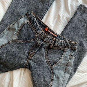 Vintage bootcut jeans - Säljer då dem inte kommer till användning. Jag köpte dem på HUMANA, den är inte använda så dem är nästan i nyskick. Kontakta gärna vid frågor ❤️