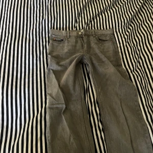 Lowwaist gråa jeans - Gråa lowwaist jeans från Gina. I nyskick! 