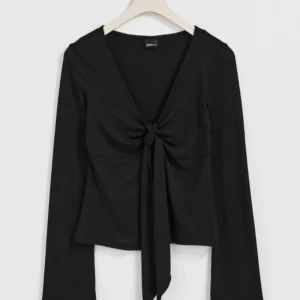 Tröja med knut  - Superfin tröja från Gina tricot som inte kommer till användning🤍