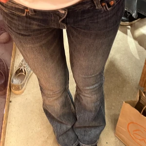 Lågmidjade jeans  - Säljer nu favorit jeansen från weekday, då dom blivit för små. Använd  ett fåtal gånger och i väldigt bra kvalite. 