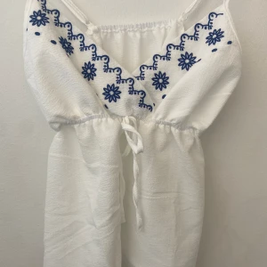 Sommar Topp - Säljer denna underbart fina topp då den inte passar mig så bra. Jag skulle säga att den är bra i storlek men den passar nog även någon som har storlek S.