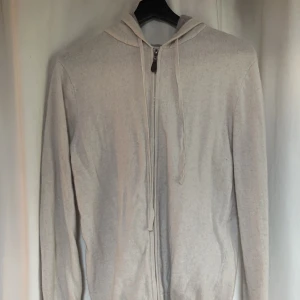 Kashmir Zip Hoodie - Säljer nu min riktigt feta kashmir zip tröja, använd ca 2-3 gånger och är i mycket bra skick utan defekter. Hör av er vid frågor & funderingar🤝