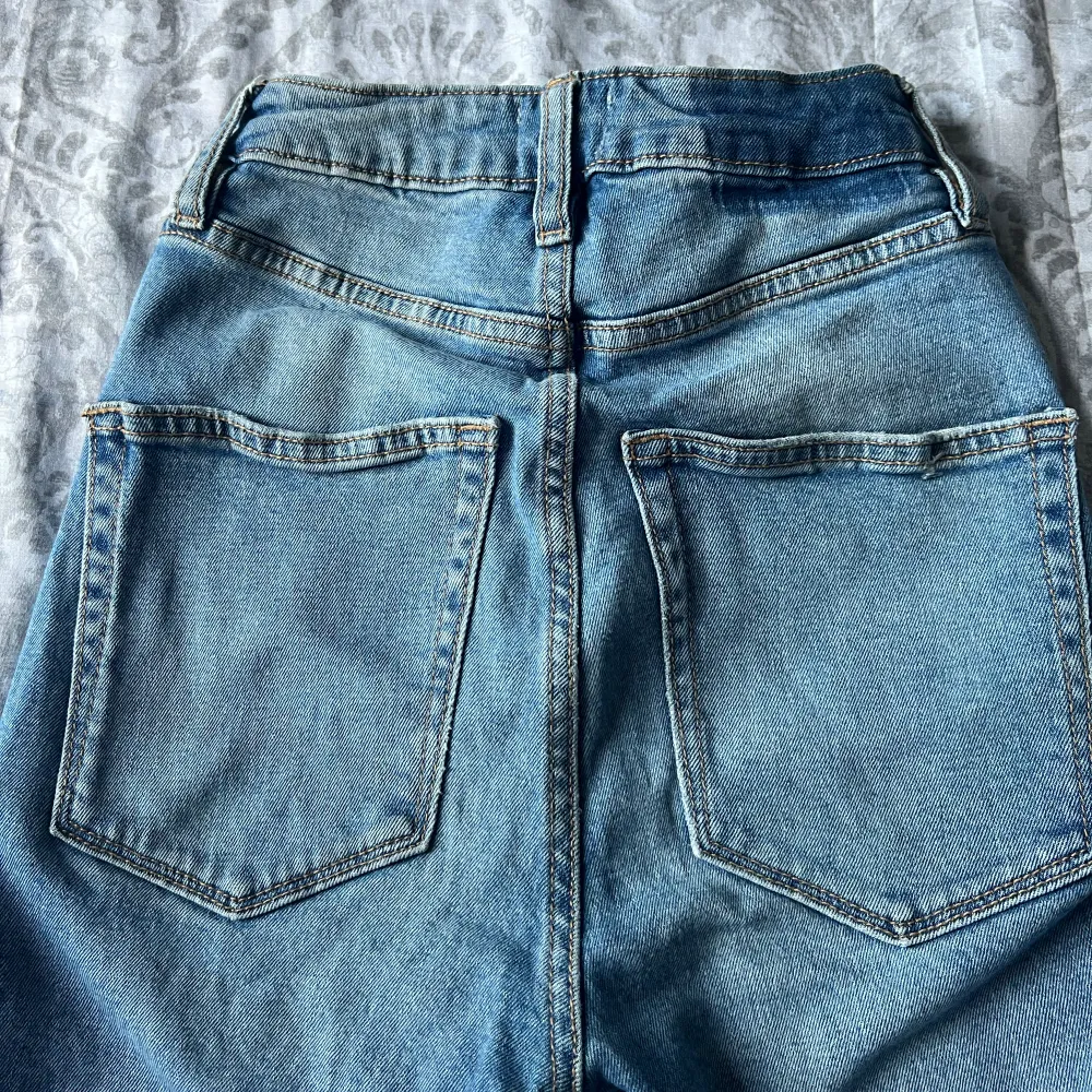 Slitna vintage skinny jeans i storlek XXS som aldrig använts helt i nyskick utan defekter från Lager 157.. Jeans & Byxor.