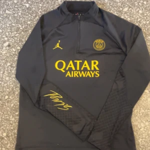 Psg tröja - Psg tröja i nyskick. Inga fel med den, hör gärna av dig för flera frågor😁 pris kan diskuteras vid SNABB affär!!