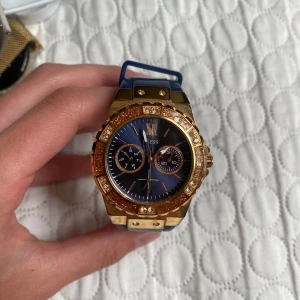 Guess klocka - Säljer denna då den inte kommer till användning längre. Fick som present så har inte kvitton tyvärr. Den är lite repig underifrån men inget som påverkar utseendet eller funktionen. Original pris 1995kr💕